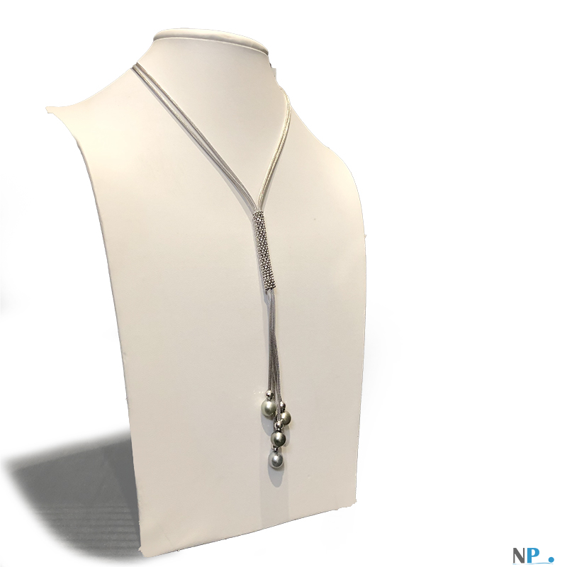 Collier de grande qualité, idéal pour tenue de soirée avec robe cocktail, la chute vertigineuse explique la référence Niagara de ce pendentif hors norme